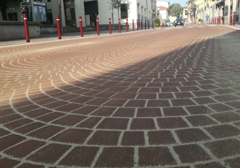 Vista dall'alto di asfalto stampato e resinato con motivo a mattoni rossi | Ludicando