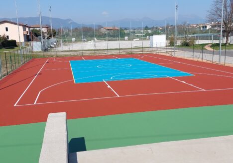 PAVIMENTAZIONE PIASTRA POLIVALENTE MEDIANTE FORNITURA E POSA IN OPERA DI RESINA ACRILICA COMPRESA LA PREPARAZIONE DEL FONDO NELL’AMBITO DEI LAVORI DI MANUTENZIONE STRAORDINARIA DEL CENTRO SPORTIVO di CAVALGESE DELLA RIVIERA