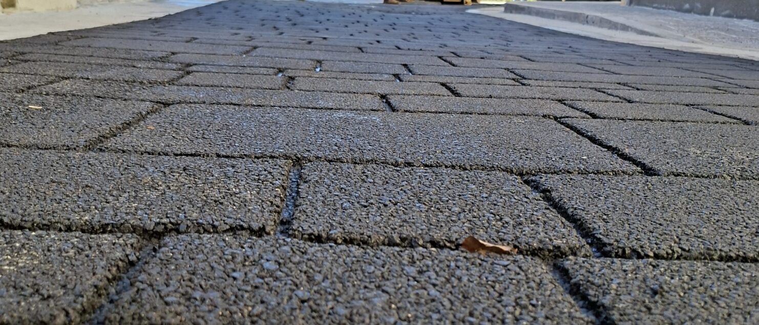primo piano di asfalto stampato e resinato a Biassono